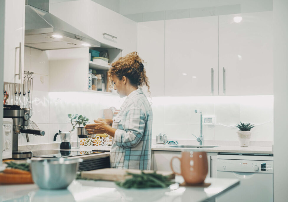 AdobeStock_530731143 cooking and fire safety at home